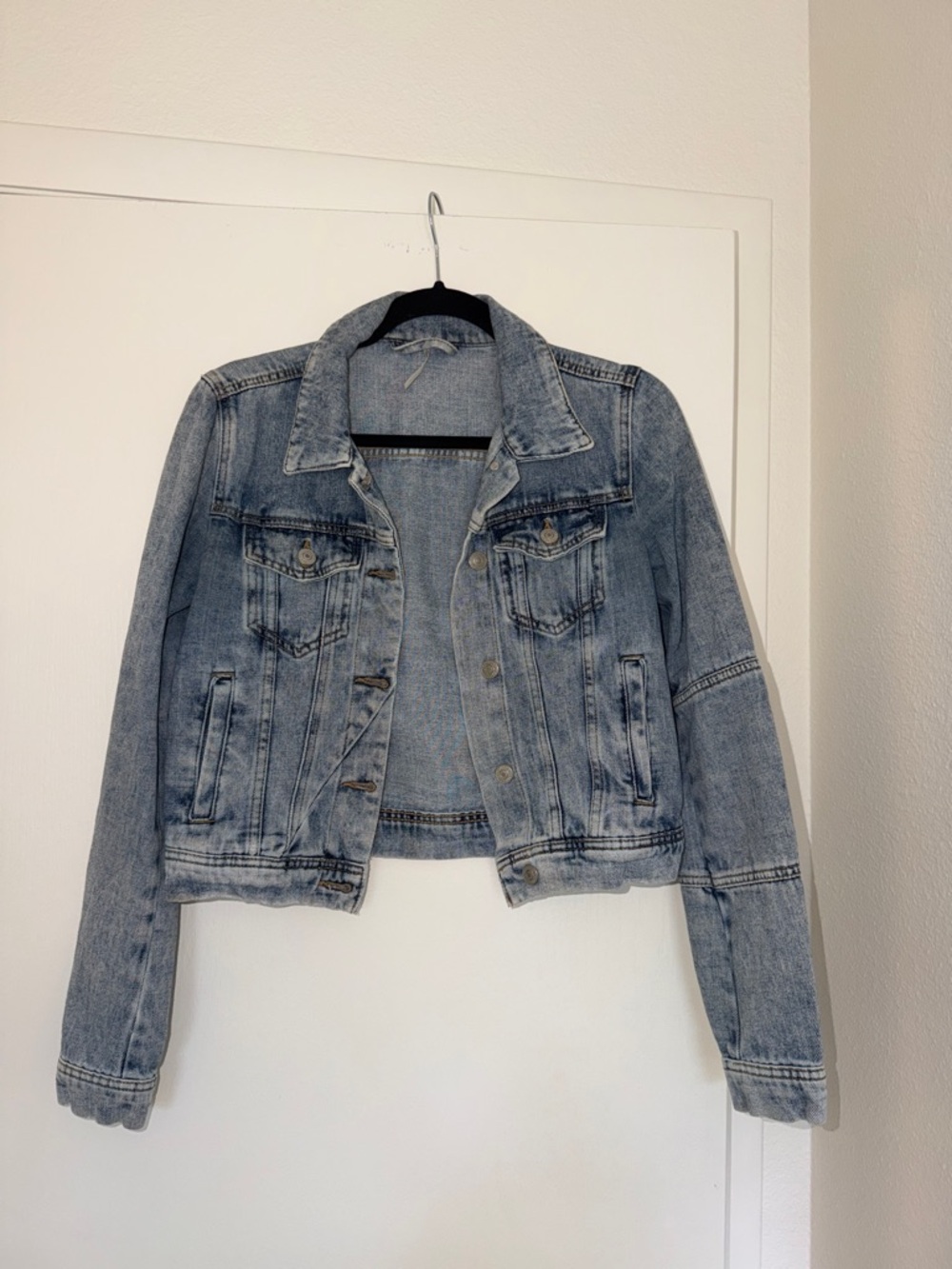 Free People Cropped Denim Jacket – Light Wash – XS